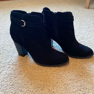 EUC Old Navy zip-up heeled booties